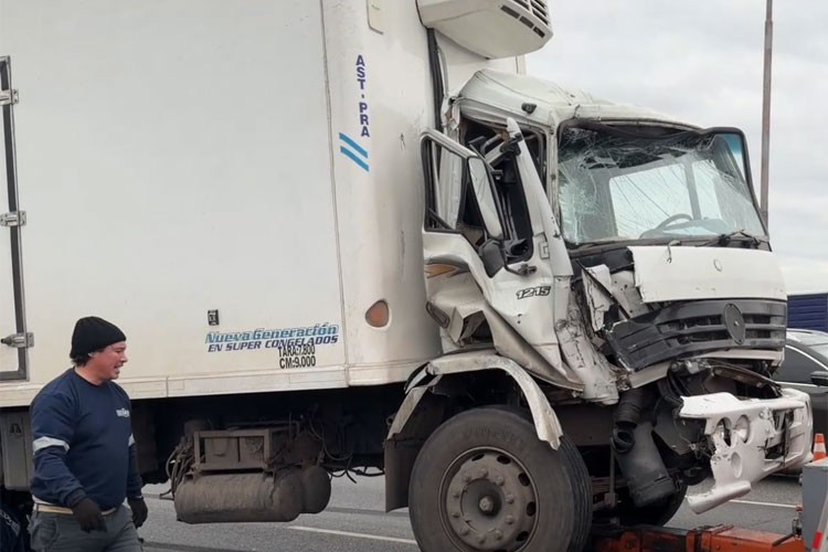 Panamericana: chocaron dos camiones en Don Torcuato y un chofer resultó herido