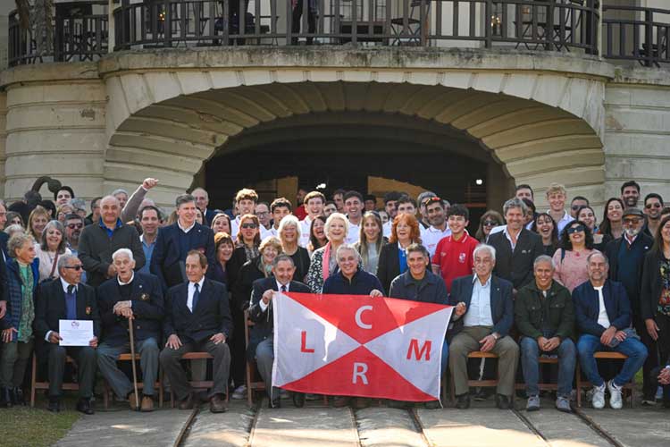 Club de Regatas La Marina celebró sus 150 años con la presencia de Julio Zamora y la incorporación de un nuevo bote