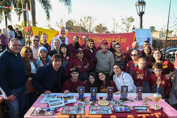 El Talar celebró su 91° aniversario con homenajes, actividades y una multitud en la plaza central