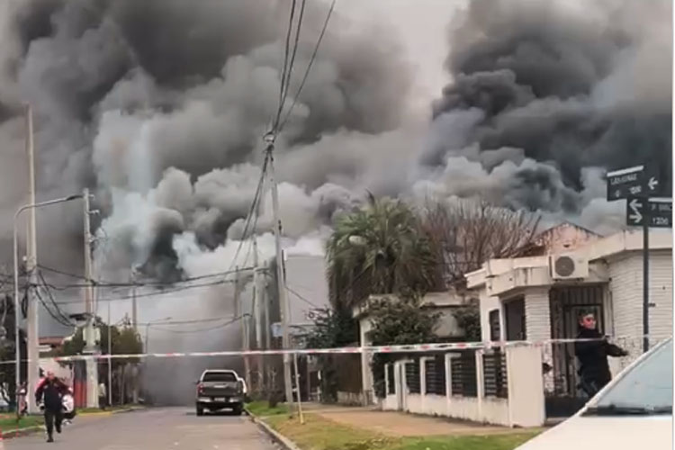 Feroz incendio en una colchonería de El Talar: trabajan varias dotaciones de Bomberos