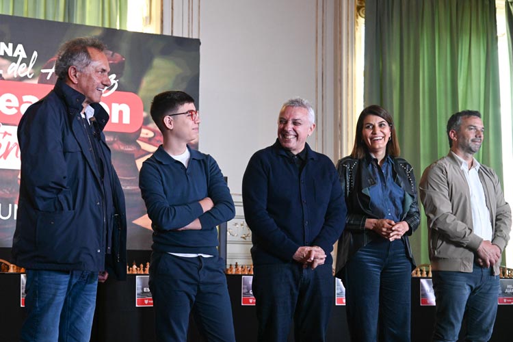 Julio Zamora acompañó la jornada de ajedrez que reunió a Faustino Oro y vecinos en Tigre Julio Zamora acompañó la jornada de ajedrez que reunió a Faustino Oro y vecinos en Tigre
