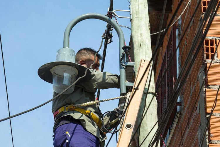 San Isidro impulsa un plan para retirar cables aéreos en desuso y ordenar el espacio público
