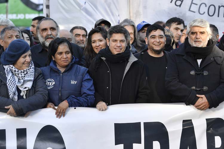 Axel Kicillof participó de la peregrinación de San Cayetano y cuestionó al Gobierno nacional