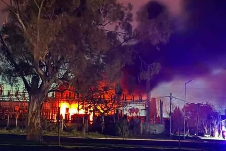 Incendio en una central eléctrica dejó sin luz a varios barrios de La Plata Incendio en una central eléctrica dejó sin luz a varios barrios de La Plata
