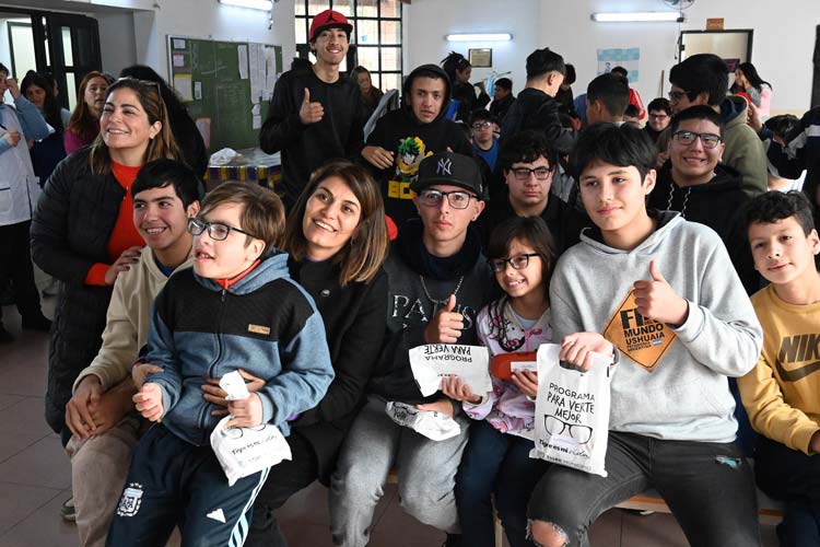 Tigre entregó 90 pares de anteojos a estudiantes de escuelas de General Pacheco