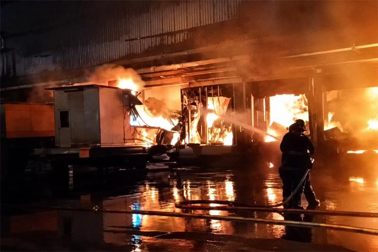 Feroz incendio en la fábrica del Grupo Almar en Don Torcuato: hubo importantes daños materiales