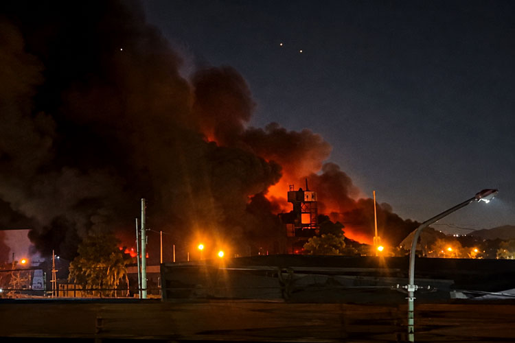 Feroz incendio en la fábrica del Grupo Almar en Don Torcuato