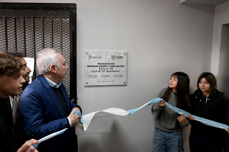 Julio Zamora inauguró las obras de ampliación de dos escuelas en Rincón de Milberg
