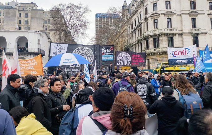 Trabajadores de FATE marcharon a Plaza de Mayo y reclamaron por la reapertura de la planta