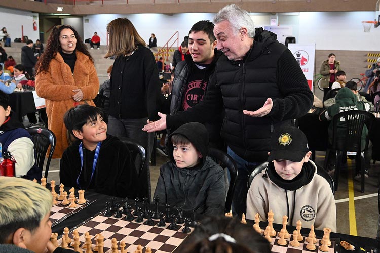 Julio Zamora acompañó el primer torneo interescolar de ajedrez de Tigre Julio Zamora acompañó el primer torneo interescolar de ajedrez de Tigre