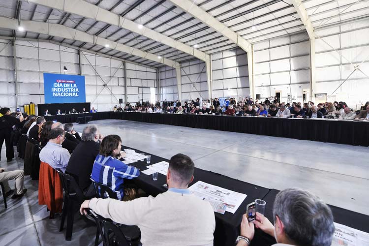 Kicillof reunió a empresarios y sindicatos y reclamó políticas para reindustrializar el país Kicillof reunió a empresarios y sindicatos y reclamó políticas para reindustrializar el país