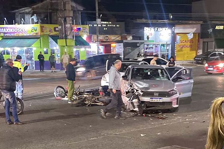 Tragedia en Malvinas Argentinas: murió un motociclista y su novia quedó en coma tras un choque múltiple