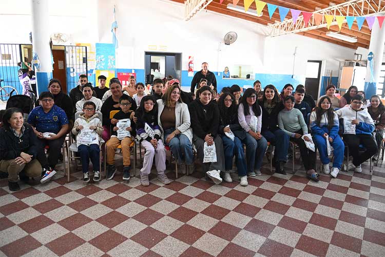 Tigre: estudiantes de El Talar y Benavídez recibieron anteojos gratuitos
