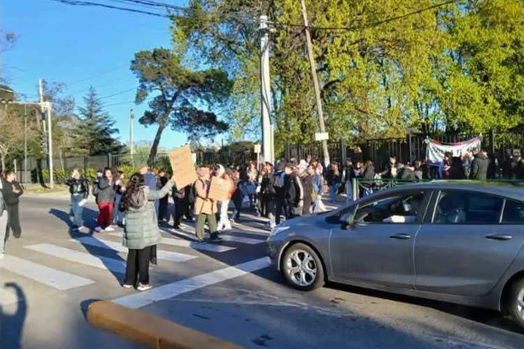 Patronato de la Infancia: protesta en la Ruta 27 por despidos y el futuro de la escuela