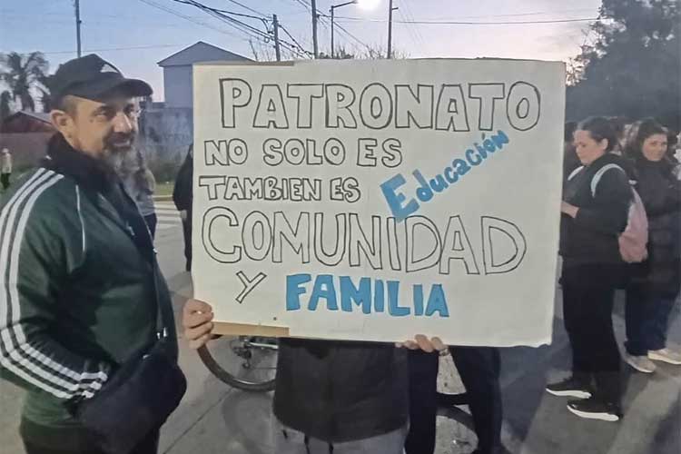Alumnos, familias y vecinos salieron a la Ruta 27 para defender el proyecto del Patronato Alumnos, familias y vecinos salieron a la Ruta 27 para defender el proyecto del Patronato