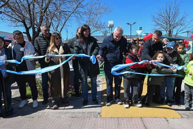 Julio Zamora reinauguró la plaza del Puerto de Frutos con nuevos juegos y espacios verdes