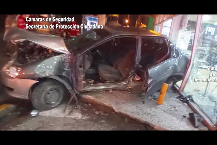 Ricardo Rojas: chocó contra una estación de servicio y uno de los ocupantes tenía pedido de captura