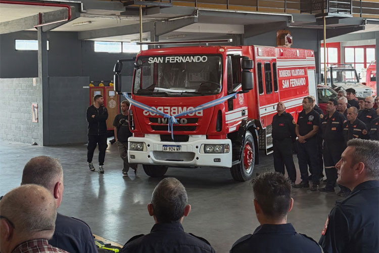 Bomberos de San Fernando presentaron la nueva Unidad N.º 9 en el aniversario del Cuartel Central