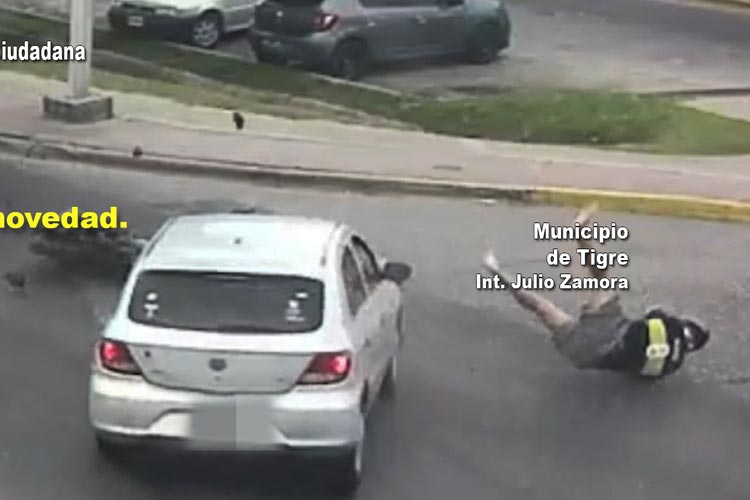 Un motociclista cayó al asfalto tras ser embestido por un auto en Troncos del Talar Un motociclista cayó al asfalto tras ser embestido por un auto en Troncos del Talar