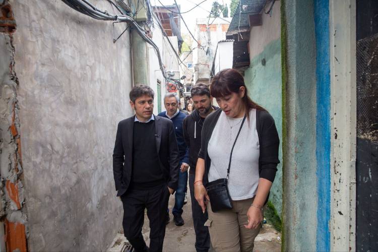 Axel Kicillof recorrió La Cava y analizó con vecinos y el párroco la situación del barrio Axel Kicillof recorrió La Cava y analizó con vecinos y el párroco la situación del barrio
