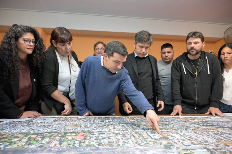 Kicillof en La Cava: charla con vecinos y visita a la parroquia Kicillof en La Cava: charla con vecinos y visita a la parroquia