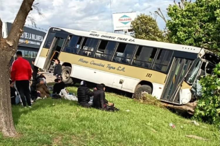 Un colectivo chocó con un auto y terminó en un zanjón en El Talar: hubo varios heridos