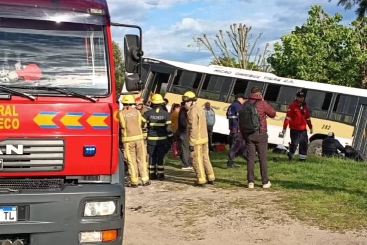 Un colectivo chocó con un auto y terminó en un zanjón en El Talar: hubo varios heridos