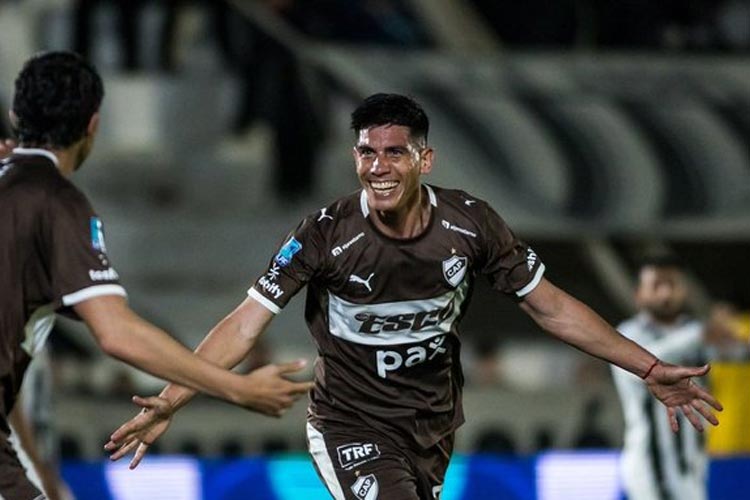 Platense ganó agónicamente en Mendoza y puso en suspenso la clasificación de Gimnasia