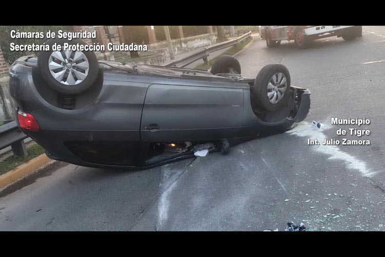 Rincón de Milberg: perdió el control, cruzó el boulevard y volcó en la Ruta 27