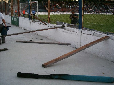 Vista de la tribuna visitante de la cancha de Tigre después del partido. Vista de la tribuna visitante de la cancha de Tigre después del partido.