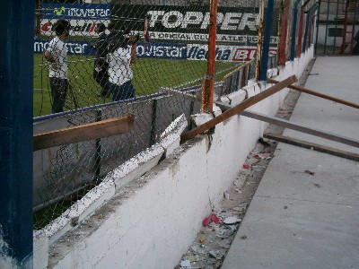 Vista de la tribuna visitante de la cancha de Tigre después del partido. Vista de la tribuna visitante de la cancha de Tigre después del partido.